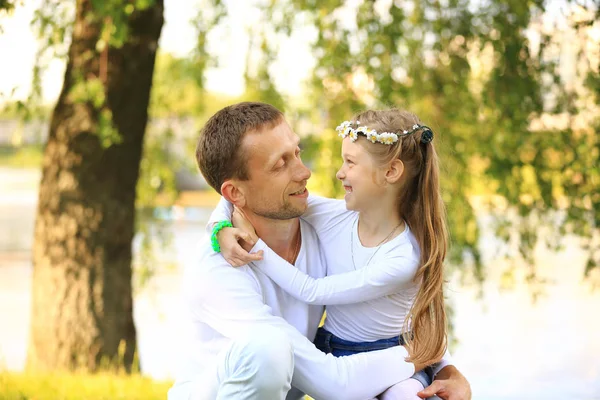 Концепція батьківства - щасливий батько і маленька дочка обіймаються — стокове фото