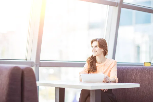 Mulher de negócios de sucesso com tablet digital sentado na mesa no escritório espaçoso — Fotografia de Stock