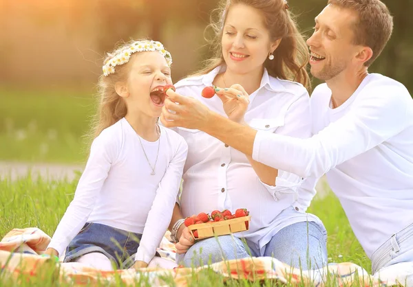 Retrato familiar, madre embarazada, feliz padre e hija en un —  Fotos de Stock