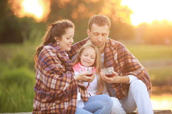 Concepto de criar hijos - una familia feliz envuelta en un blanco —  Fotos de Stock