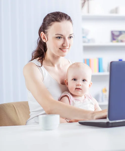 Ibu muda dan bayi menggunakan laptop untuk berkomunikasi dengan nenek melalui skype — Stok Foto