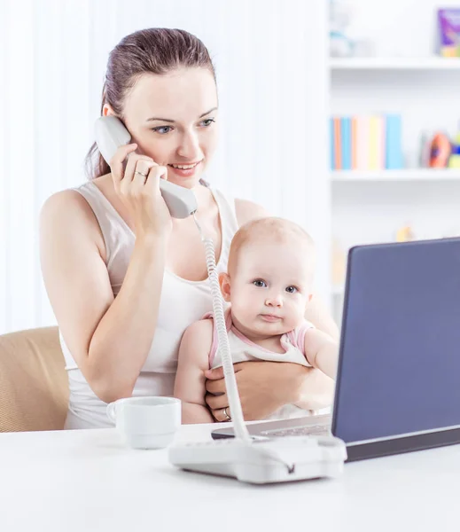 Madre joven y el bebé usando el ordenador portátil para comunicarse con la abuela a través de Skype , —  Fotos de Stock