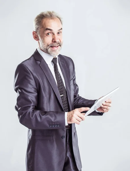 Erfolgreicher Geschäftsmann mit digitalem Tablet auf hellem Hintergrund — Stockfoto
