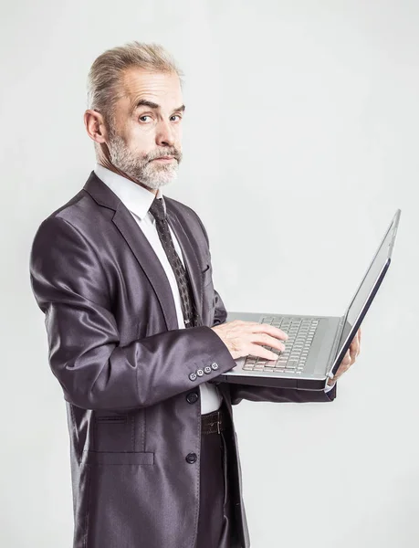 Portrait en pleine croissance - homme d'affaires expérimenté avec un ordinateur portable ouvert sur fond blanc — Photo