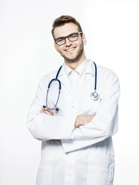 Retrato - un médico de familia con estetoscopio sobre fondo blanco —  Fotos de Stock