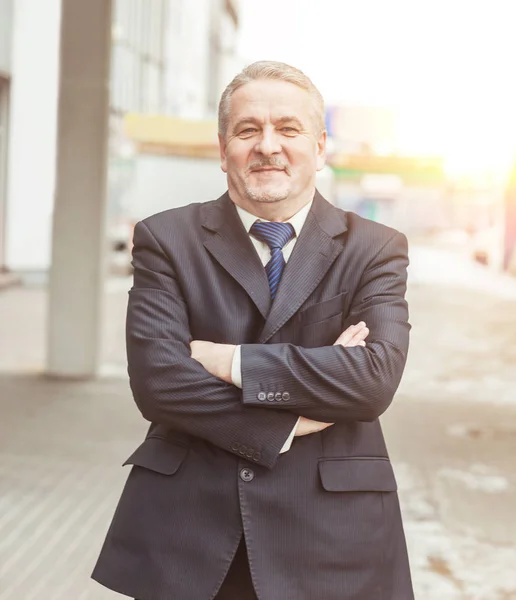 Портрет успешного бизнесмена на фоне офисного здания — стоковое фото