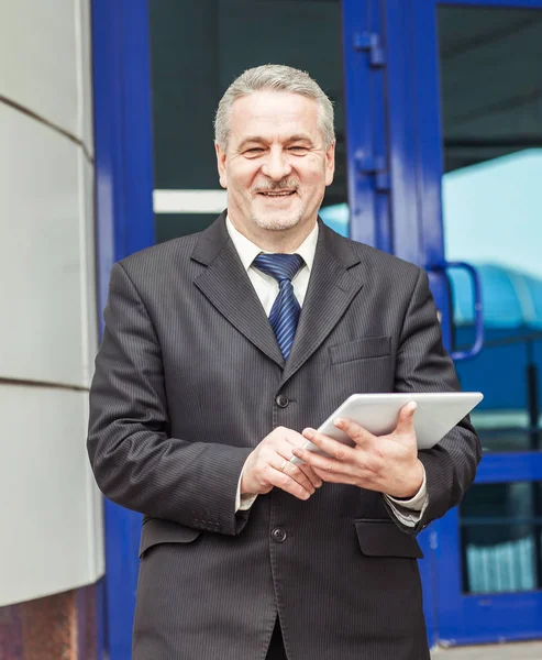 Portret van succesvolle zakenman op de achtergrond van kantoorgebouw — Stockfoto