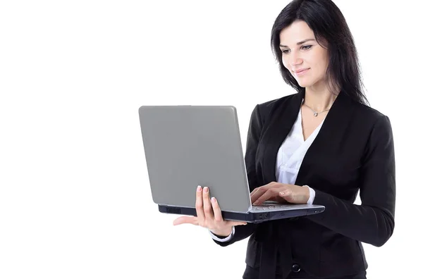 Empresária trabalhando em um laptop de comprimento total isolado, fundo branco — Fotografia de Stock