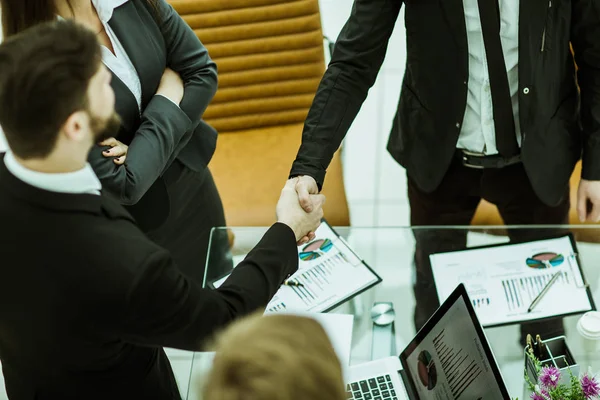 Obchodní partneři po diskusi, finanční poky handshake — Stock fotografie