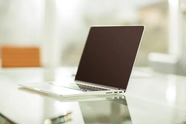 Laptop mit Finanzgrafik auf dem Bildschirm am Arbeitsplatz des Geschäftsmannes. — Stockfoto