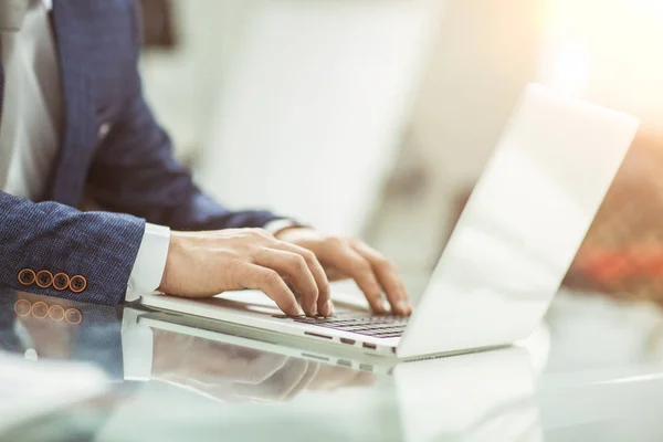 Empresario exitoso que trabaja en el ordenador portátil en el lugar de trabajo. — Foto de Stock