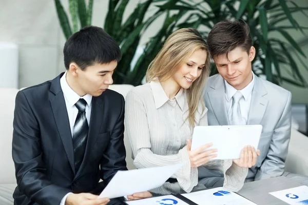 Friendly and successful business team working in office — Stock Photo, Image