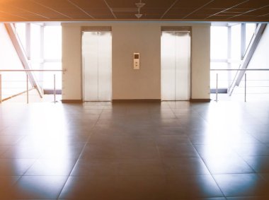 Cam duvar iki asansörlerde ofis binası ile metniniz için boş bir alan var