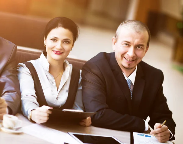 Business team arbetar tillsammans för att uppnå bättre resultat, på kontoret — Stockfoto