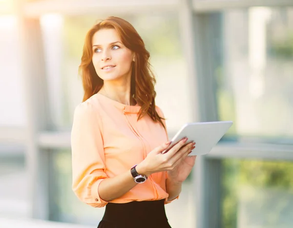 Başarılı iş kadını ofiste dijital tablet bilgisayar holding — Stok fotoğraf