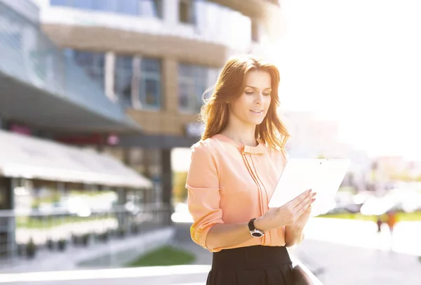 Portret van het mooie zakenvrouw smart casual gebruik digitale tablet buitenshuis — Stockfoto