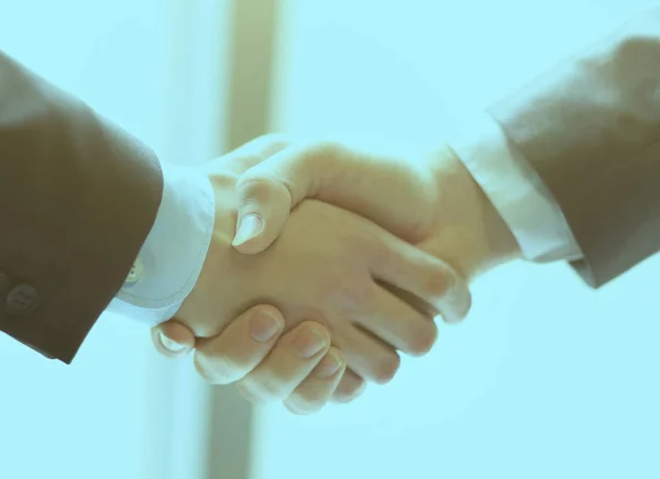 Closeup των επιχειρήσεων χέρι κούνημα μεταξύ των δύο συναδέλφων — Φωτογραφία Αρχείου