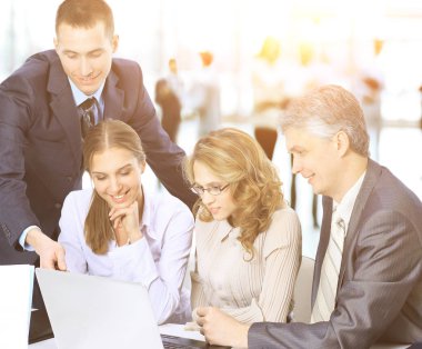 İş toplantısı - iş ekibi arka plan ama onun meslektaşları ile iş Yöneticisi anlatılmaktadır