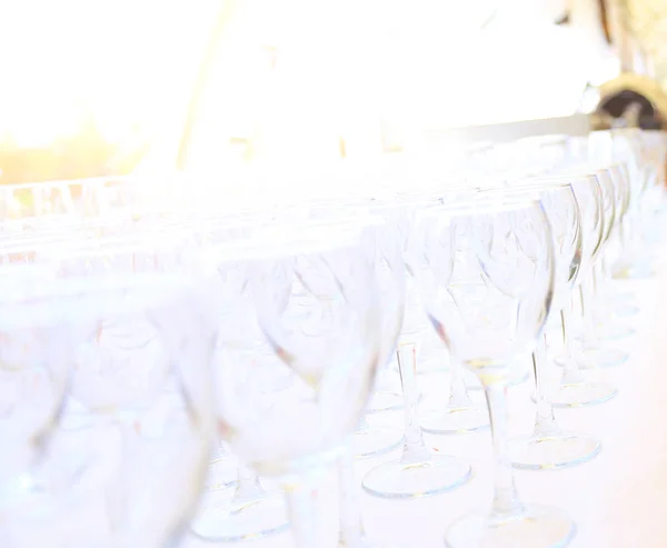 Catering-Service Hintergrund mit Snacks und Gläser Wein Barkeeper Theke im Restaurant — Stockfoto