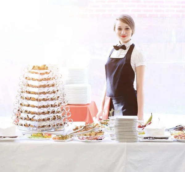 Dziewczyna młoda kelnerka piękny, tło serwowane tabeli — Zdjęcie stockowe