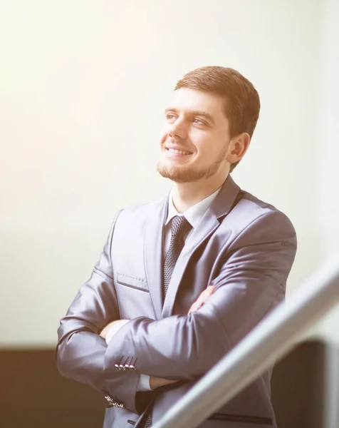 Retrato de um homem de negócios bonito o escritório — Fotografia de Stock