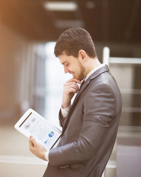 Ung affärsman med en TabletPC, kontoret — Stockfoto