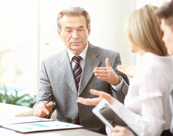 Geschäftsteam arbeitet gemeinsam an Geschäftsprojekt — Stockfoto