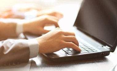 Kişi ofis modern bir dizüstü bilgisayarda Typing takım
