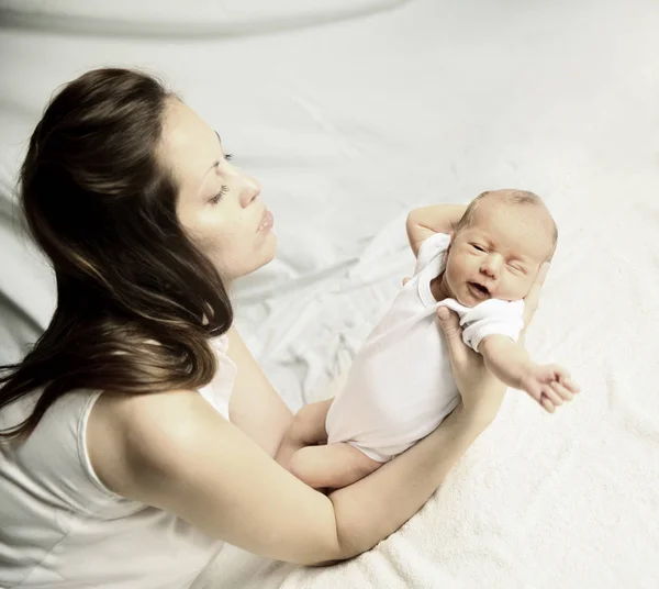 Conceito de maternidade: um retrato de uma jovem mãe com um recém-nascido — Fotografia de Stock