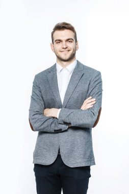 Gözlüklü hafif bir arka plan üzerinde başarılı bir yönetici portresi.