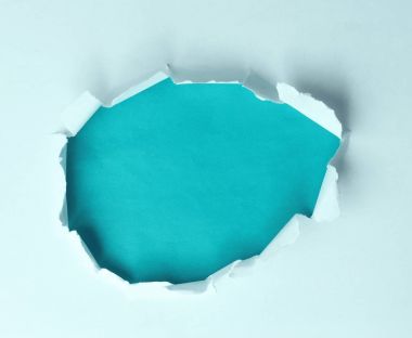 Yırtık delik kağıt, reklam metniniz için mavi bir arka plan üzerinde