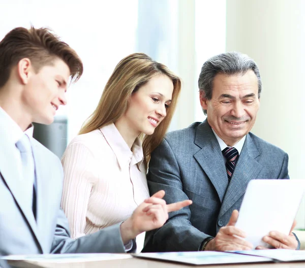 Business team che lavorano insieme al loro progetto aziendale in ufficio — Foto Stock