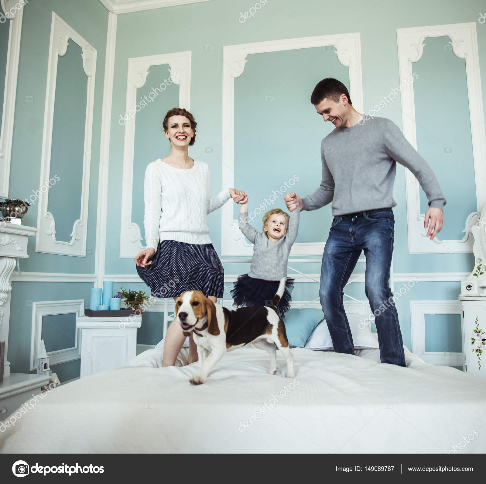 concept van de familie geluk: liefdevolle ouders spelen met baby ... concept van de familie geluk: liefdevolle ouders spelen met baby ...