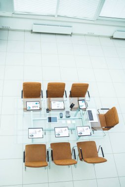 sandalyeler ve belgeler ve iş ortakları ile görüşmeler için dizüstü bilgisayar masası