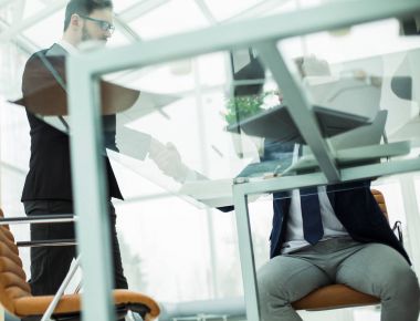 Alt görünümü - modern bir ofis işyeri çalışanları el sıkışma.