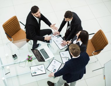 başarılı iş takım pazarlama grafik atölye toplantısında tartışıyor