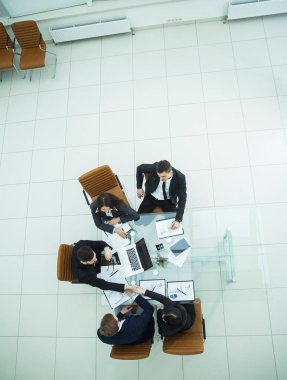 iş ortakları işyerinde bir iş toplantısında Handshake