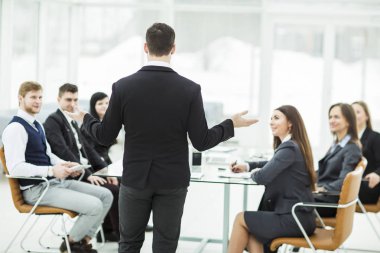 Atölye iş takım modern ofisindeki CEO'su konuşuyor