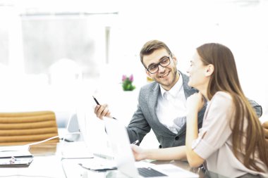 Yöneticisi ve muhasebeci oturma ve mali çizelgeleri İşyerinde şirket kar ile tartışıyor