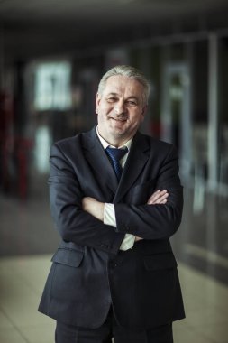 modern ofis arka plan üzerinde başarılı bir iş adamı portresi