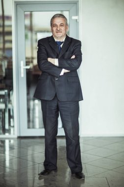modern ofis arka plan üzerinde başarılı bir iş adamı portresi