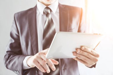 açık renkli dijital tablet ile başarılı iş adamı