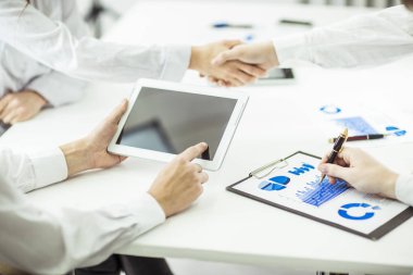 el sıkışma Yöneticisi ve istemci parlak office .en fotoğraf arka plan üzerinde vardır, metniniz için boş bir alan