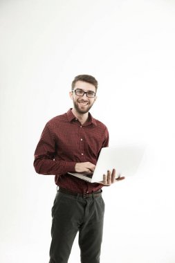 Sistem Yöneticisi ile bir laptop beyaz arka plan.