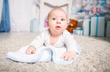 mutlu sevimli küçük çocuk Noel arifesinde