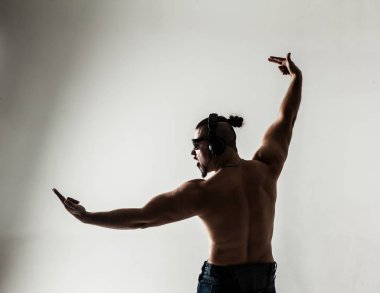 arka görünümü - kulaklık ve koyu gözlük p yaratıcı rapçi