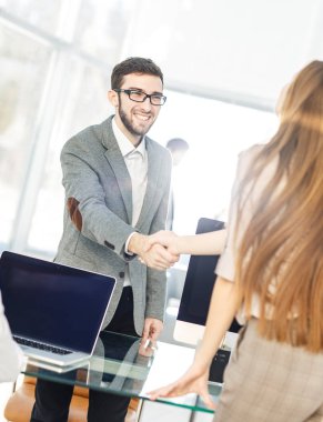 güvenilir bir ortaklık - avukat ve istemci kavramı finansman sözleşmenin imzalanmasından sonra elleri sallamak