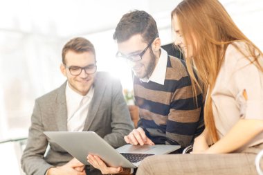 dizüstü bilgisayarda çalışan ve iş konuları tartışırken dostu iş takım