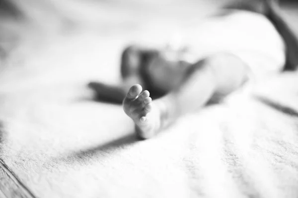Černá- a - bílá fotografie v retro stylu - noha novorozence, který je — Stock fotografie