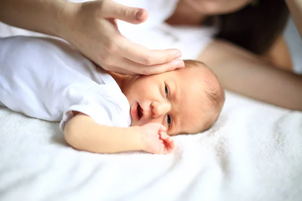 Sakin yeni doğan bebek anne yanında uyur — Stok fotoğraf